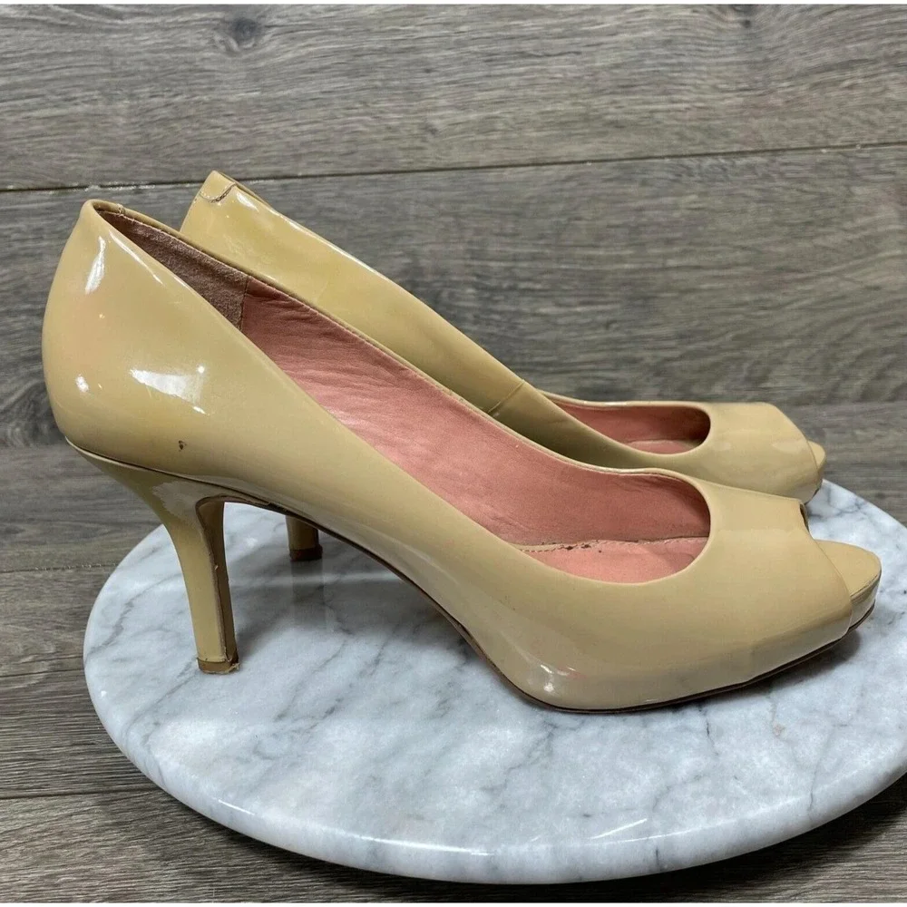 Vince Camuto Heels Womens 8.5 B Beige Nude Kitten‎ Patent Leather Peep Toe Pumps
